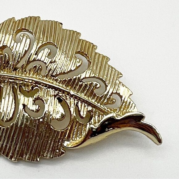 Vintage Gerrys Gold Tone Scroll Textured Leaf Brooch Pin Marked 2.25" - Picture 2 of 6